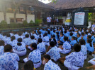 PENYULUH LINGKUNGAN AJAK ANAK-ANAK SDN 1 PAKET AGUNG KELOLA SAMPAH SEKOLAH