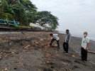 TIMBULAN SAMPAH AKIBAT BANJIR DI SUNGAI BUWUS DAN PANTAI KUBUJATI CUKUP BANYAK