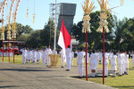 HUT PROKLAMASI RI KE-78: BENDERA MERAH PUTIH DIKIBARKAN DI LAPANGAN NGURAH RAI SINGARAJA