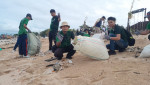 AKSI BERSIH SAMPAH LAUT DI PANTAI KEDONGANAN