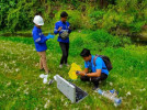 STAF TEKNIS UPTD LABORATORIUM LINGKUNGAN HIDUP DAMPINGI PT. AAS DALAM PEMGAMBILAN SAMPEL AIR TUKAD DAYA